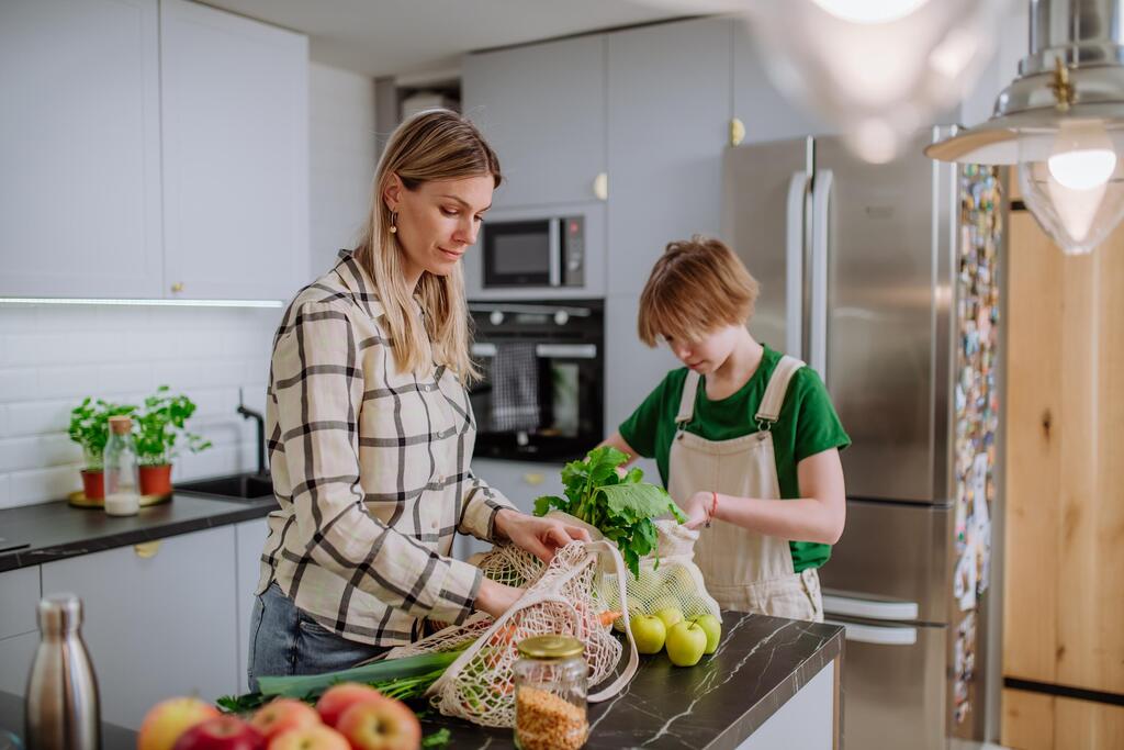 לצאת לקניות עם סלים רב-פעמיים (צילום: Shutterstock) שימוש בשקיות רב פעמיות