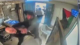 תיעוד מחברון - לוחם תועד פורץ לתחנת משטרה של המנגנונים ומכה שוטר פלסטיני