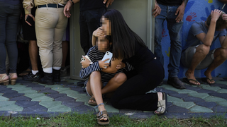 תופסים מחסה בנהריה בשעת אזעקה בעקבות ירי רקטות