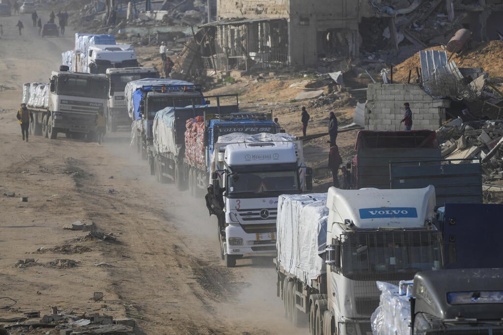 Trucks carrying humanitarian aid into Gaza on Wednesday (Photo: Abdel Kareem Hana / AP) משאיות סיוע הומניטרי ברצועה