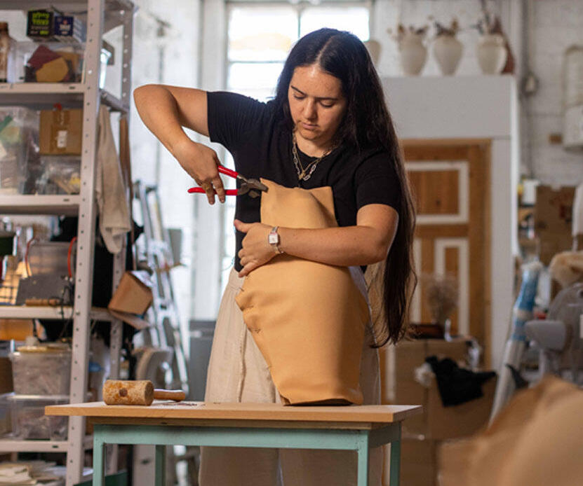 יצירת כדים מעור. טליה לובטון (צילום: טל שחר) טליה לובטון