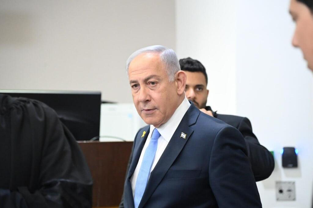 רה"מ בנימין נתניהו נכנס לאולם הדיונים על מנת לתת עדות בתיקי אלפים