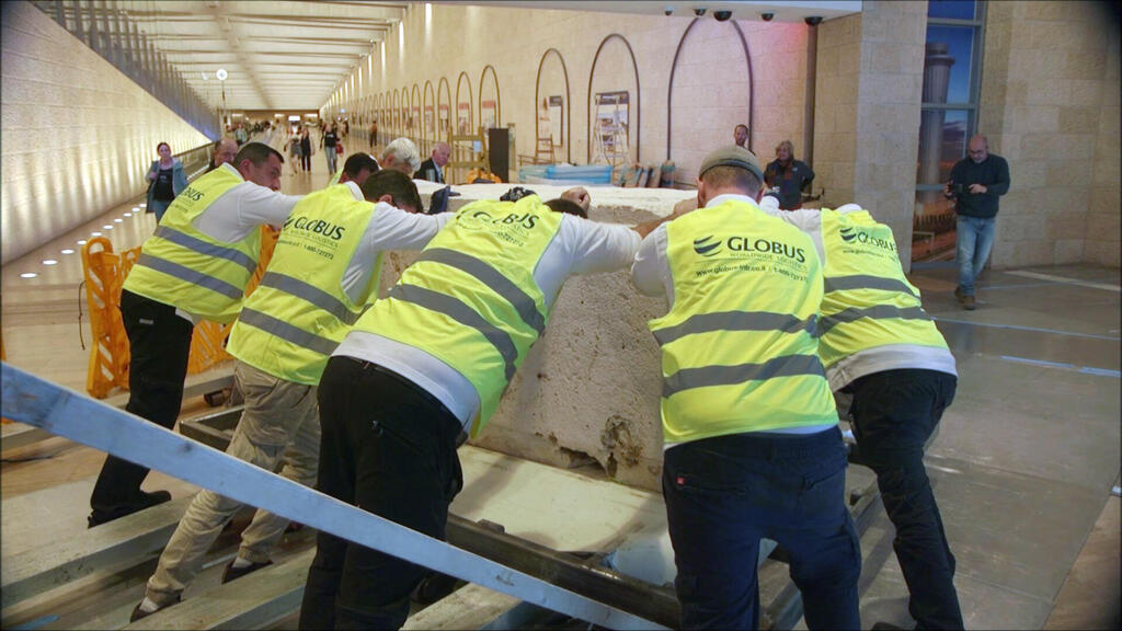 הצבת האבן מהר הבית בתערוכה (צילום: אמיל אלג'ם, רשות העתיקות) הצבת האבן מהר הבית בתערוכה