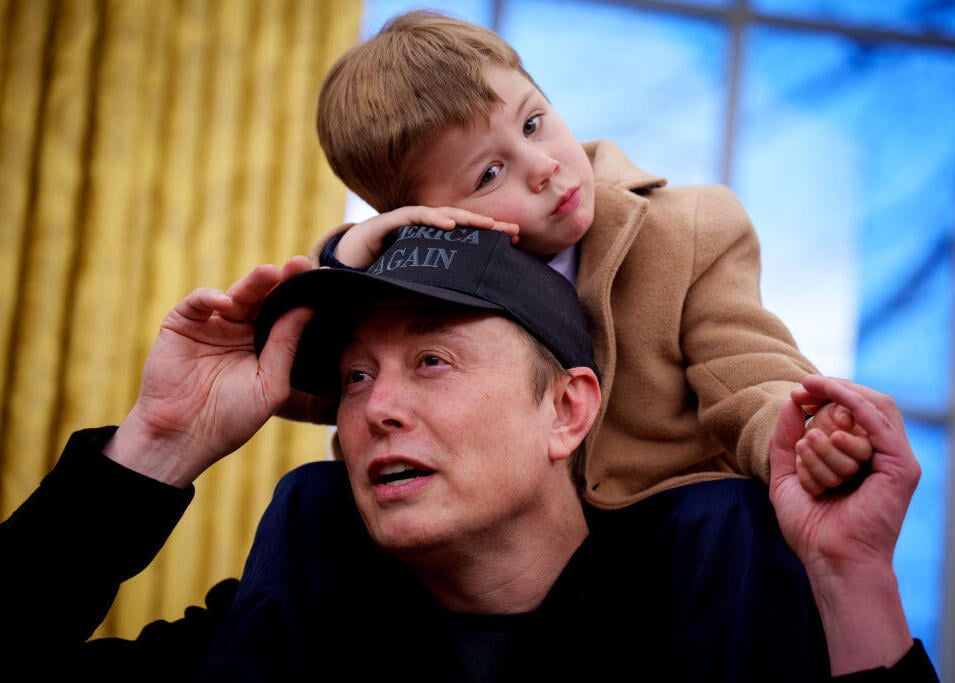 בסדר, תנוח על הכובע של אבוש (צילום: Andrew Harnik/Getty Image) אילון מאסק דונלד טראמפ