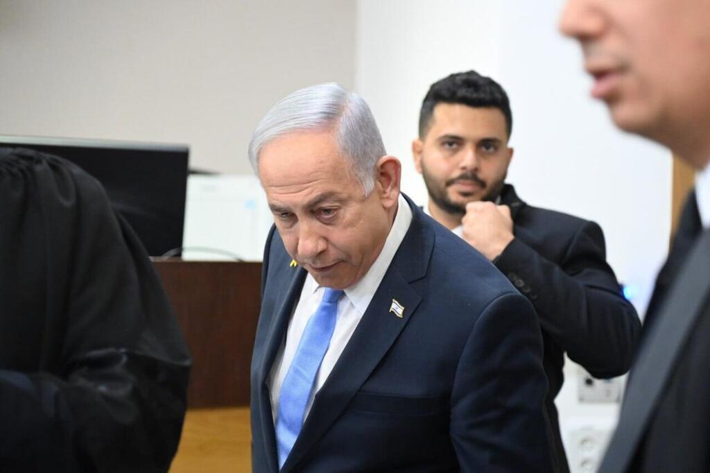 רה"מ בנימין נתניהו נכנס לאולם הדיונים על מנת לתת עדות בתיקי אלפים