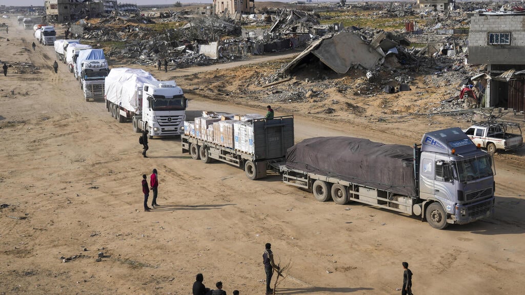 Trucks carrying humantarian aid in Gaza on Wednesday (Photo: Abdel Kareem Hana / AP) משאיות סיוע הומניטרי ברצועה