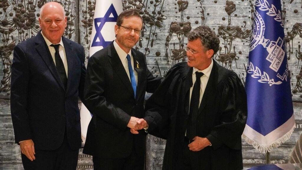 רגעי השבעת הנשיא עמית, לצד נשיא המדינה והשופט בדימוס פוגלמן (צילום: שלו שלום) השבעת נשיא בית המשפט העליון הנכנס, יצחק עמית, בבית הנשיא