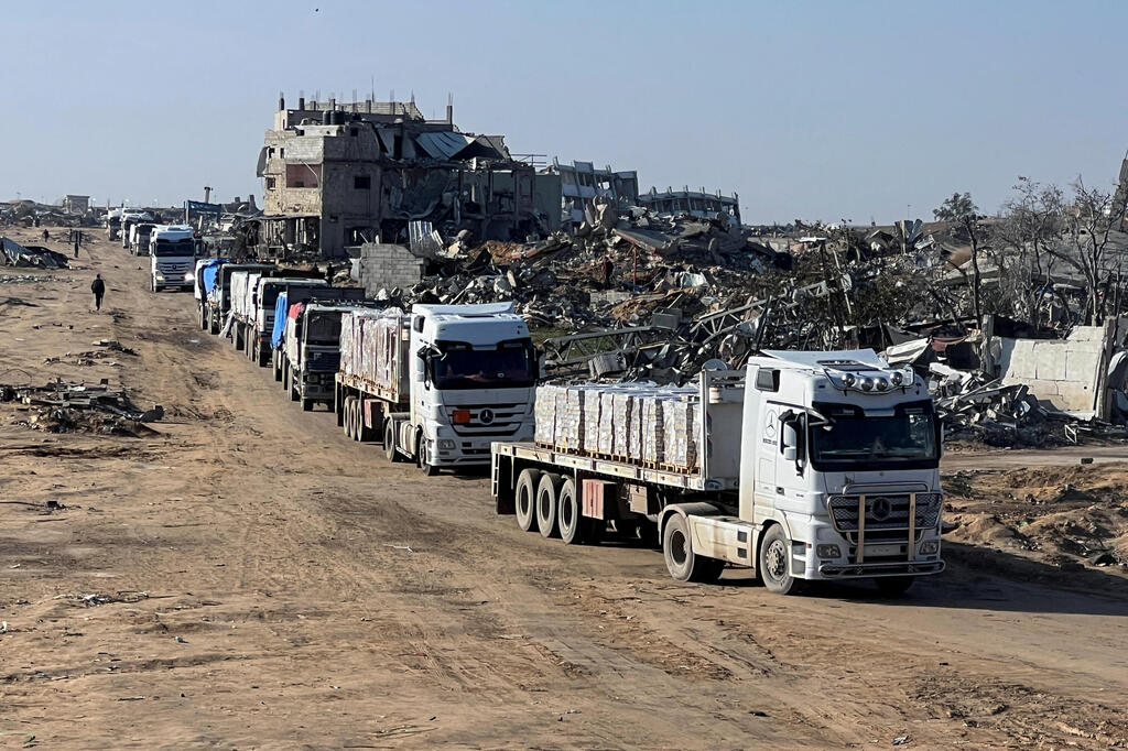 משאיות הסיוע ההומניטרי בעזה. הפסקה מוחלטת, באמצע הרמדאן (צילום: REUTERS/Hussam Al-Masri) רפיח עזה משאיות סיוע הומניטרי