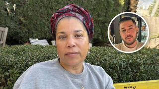 סיגי כהן מחכה לבן אליה (בתמונה הקטנה)