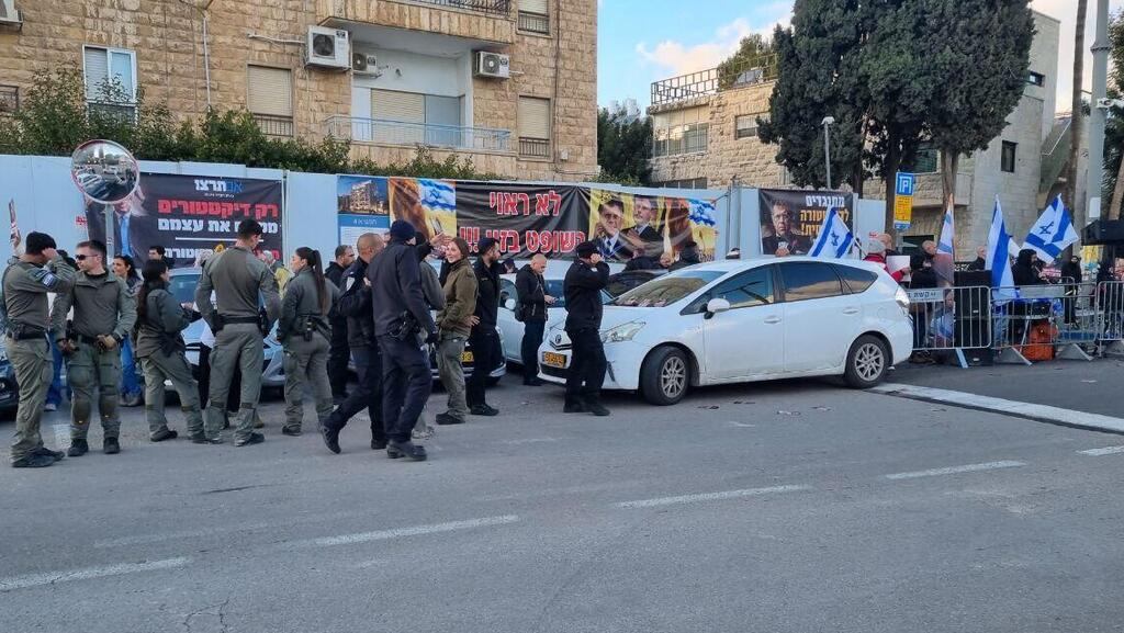 "לא ראוי, שופט בזוי": הפגנה נגד עמית מחוץ לבית הנשיא (צילום: גלעד כהן) שופט בית המשפט העליון הנכנס, יצחק עמית, מגיע לטקס השבעתו בבית הנשיא