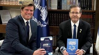 Gol Kalev (L) with President Isaac Herzog 