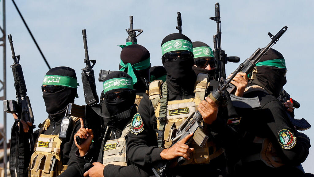 Hamas terrorists (Photo: Hatem Khaled) הבמה בחאן יונס לקראת העברת החטופים