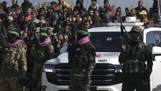 העברת  יאיר הורן, שגיא דקל-חן וסשה טרופנוב לצלב האדום