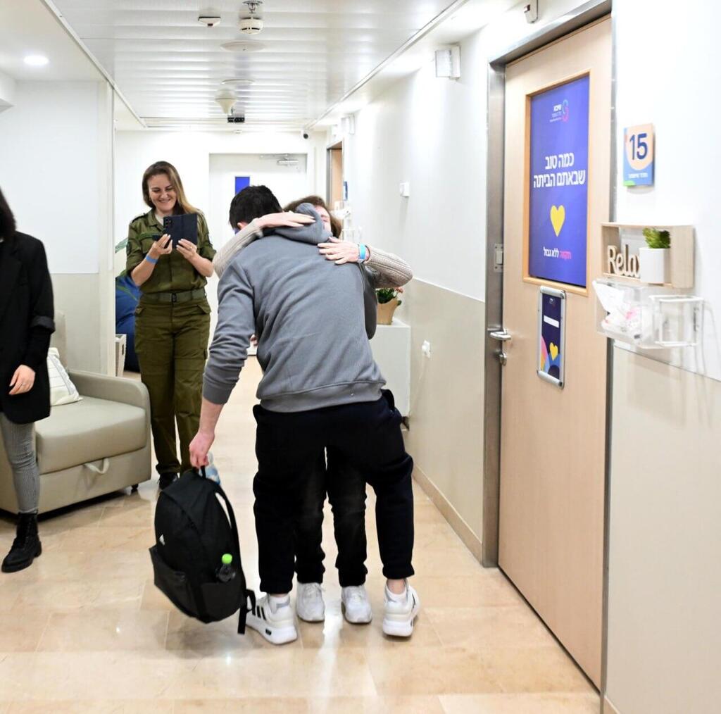 סשה טרופנוב פוגש את סבתו