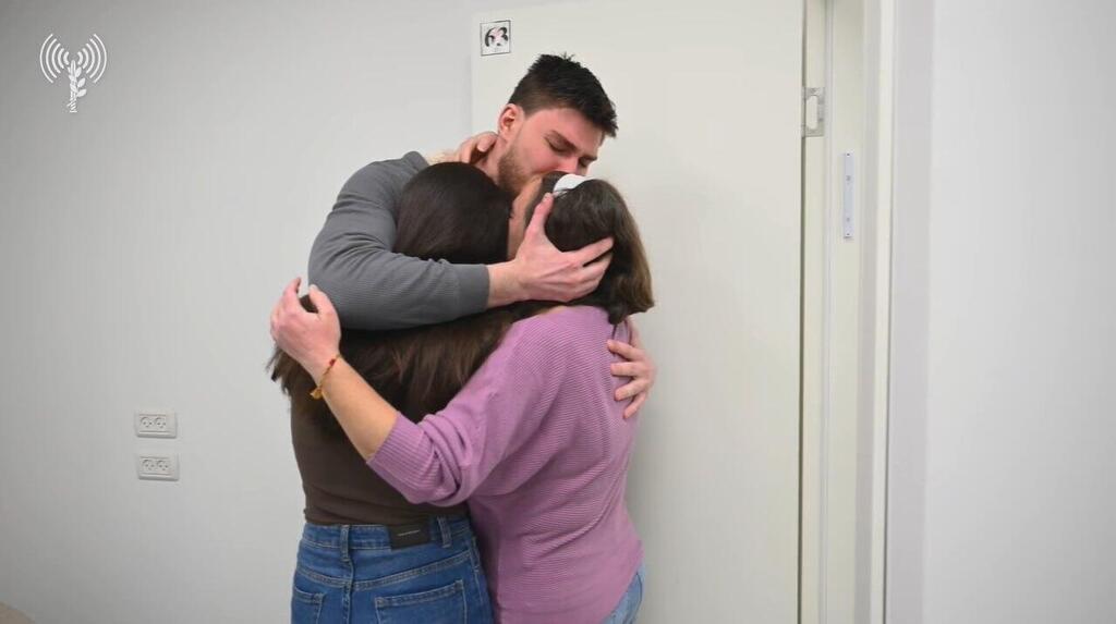 סשה טרופנוב פוגש את משפחתו