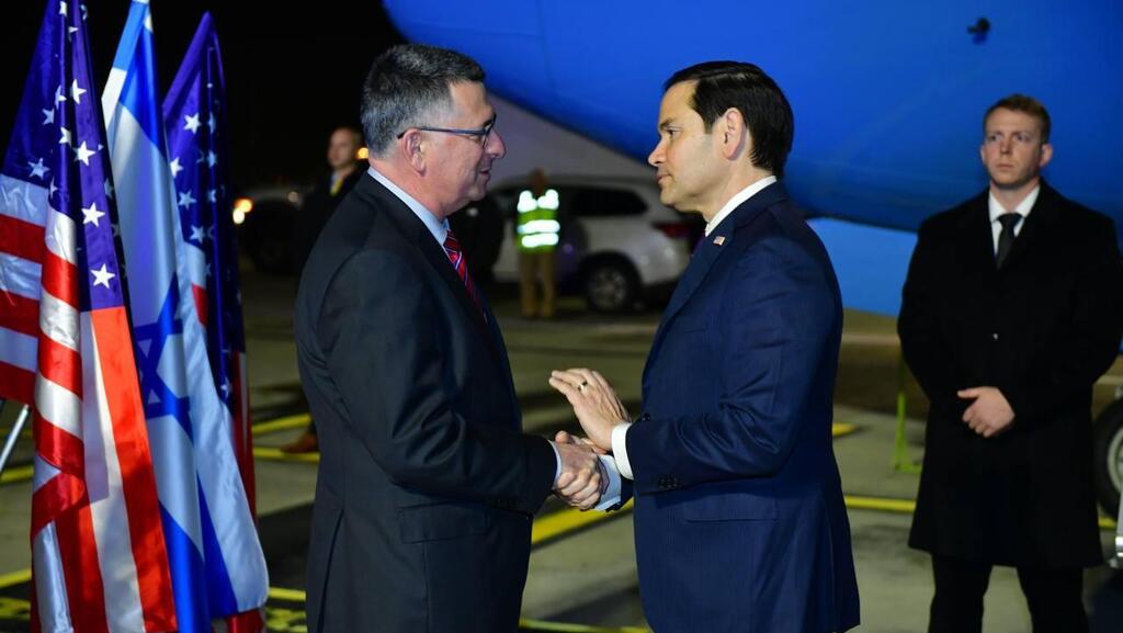 השר סער מקבל את פניו של רוביו ( צילום: רפי בן חקון) שר הביטחון גדעון סער ומרקו רוביו מזכיר המדינה של ארה"ב בנתב"ג