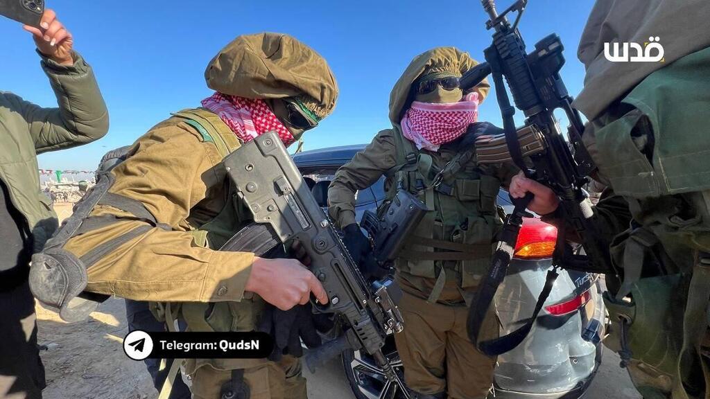 מחבלים עם מדי צה"ל בהעברת החטופים לצלב האדום