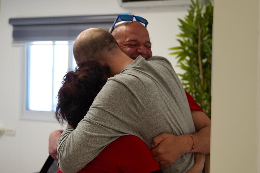יאיר הורן נפגש עם משפחתו לראשונה