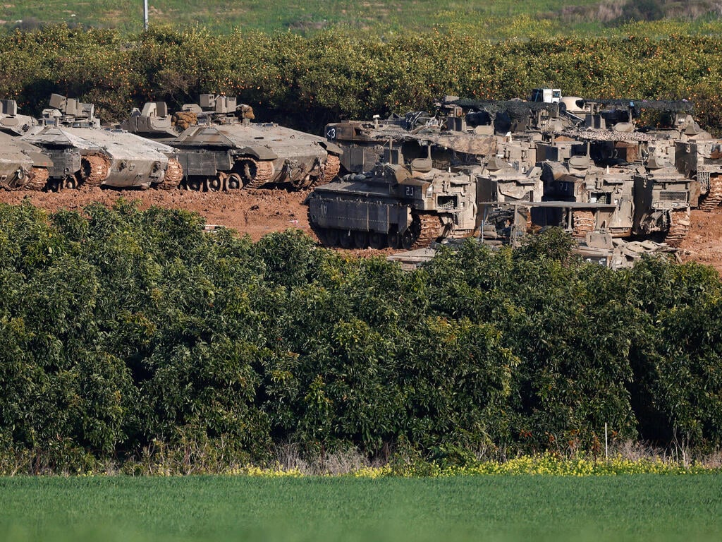 IDF armored personnel carriers on the Gaza border (Photo: REUTERS/Amir Cohen) לוחמי צה"ל בגבול עם רצועת עזה