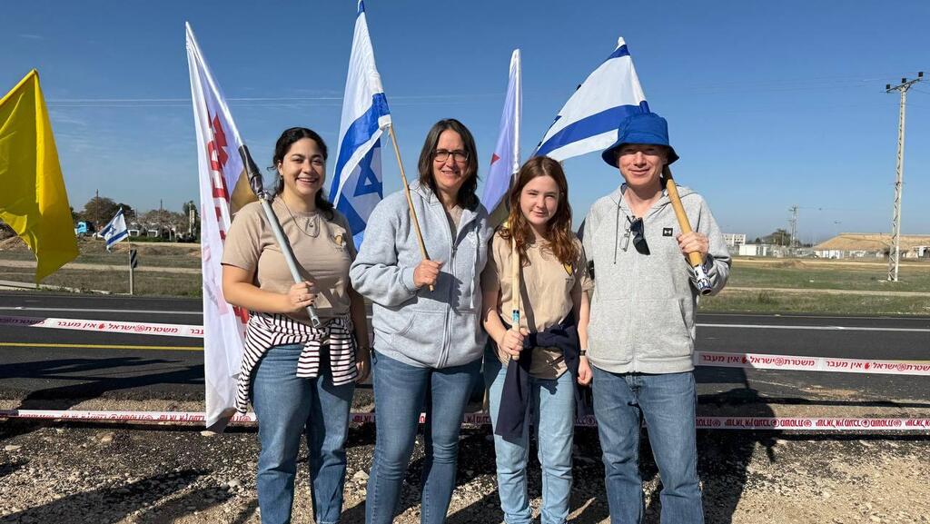 "מחכים שכולם יחזרו". ניצן להב ומשפחתה בכביש 232 (צילום: רוני גרין שאולוב) ניצן להב ומשפחתה בכביש 232