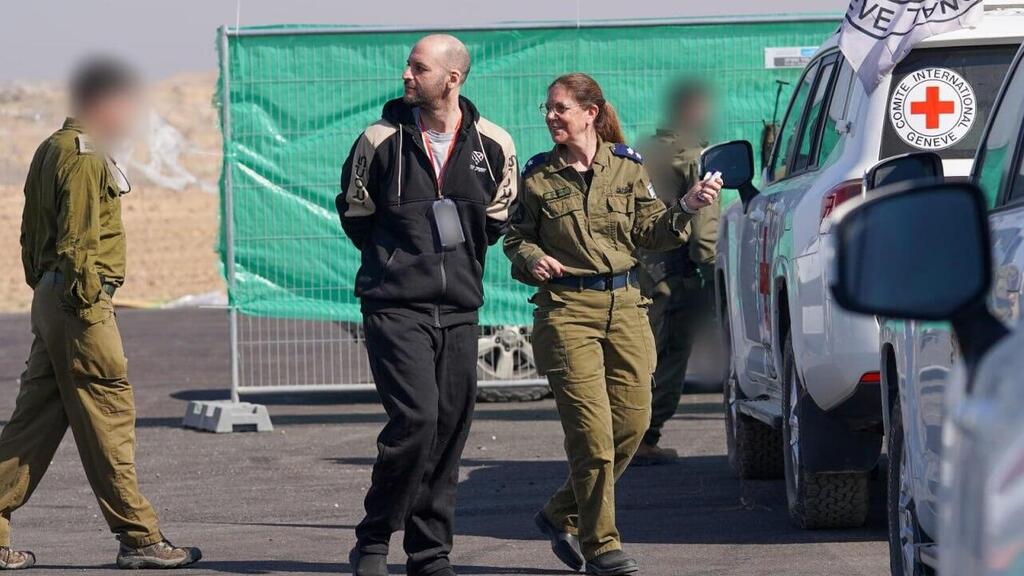 יאיר הורן בנקודת המפגש יאיר הורן עובר לידי צה"ל