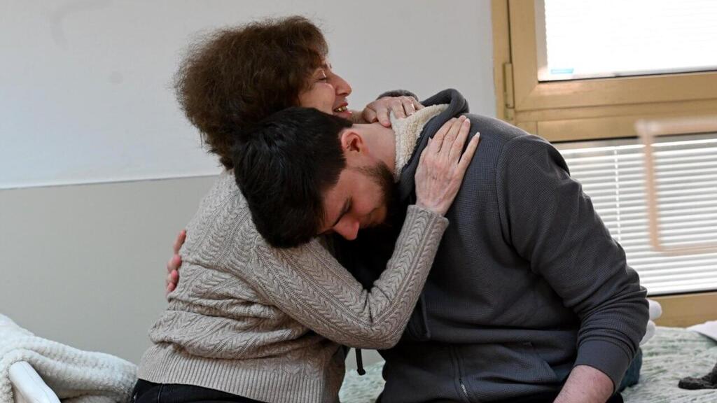 Sasha Troufanov is reunited with his grandmother (Photo: Avi Ohayon/GPO) סשה טרופנוב פוגש את סבתו