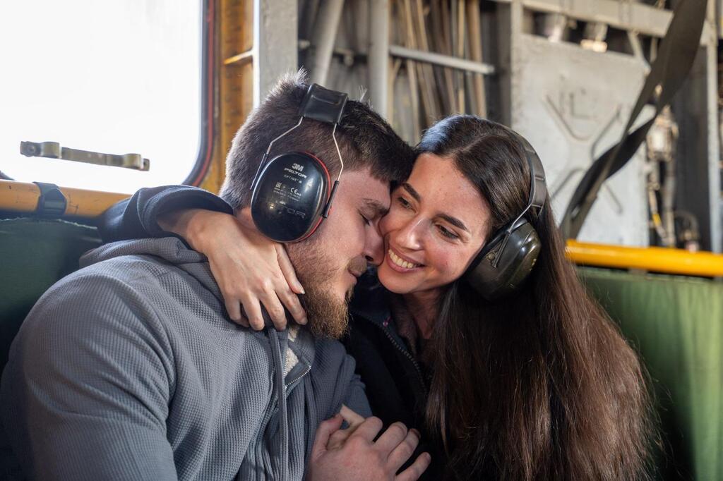 סשה וספיר ארוסתו ביום שחרורו מהשבי (צילום: דובר צה"ל) סשה טרופנוב בדרך לבית החולים שיבא