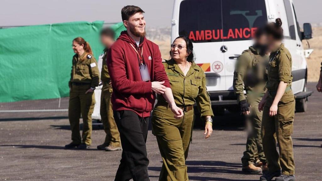 סשה טרופנוב במפגש הראשון עם נציגי צה"ל סשה טרופנוב עובר לידי כוחות צה"ל