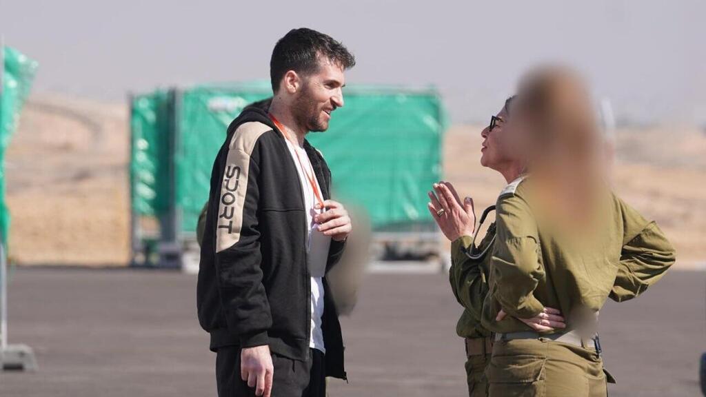 שגיא דקל חן בנקודת המפגש שגיא דקל-חן עובר לידי צה"ל