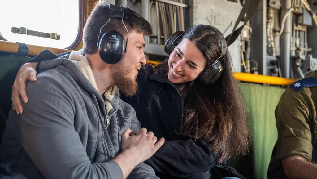 צילום: דובר צה"ל סשה טרופנוב בדרך לבית החולים שיבא