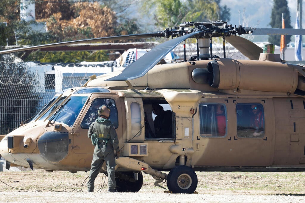 צילום: רויטרס/REUTERS/Amir Cohen יאיר הורן במסוק בדרך לבית החולים