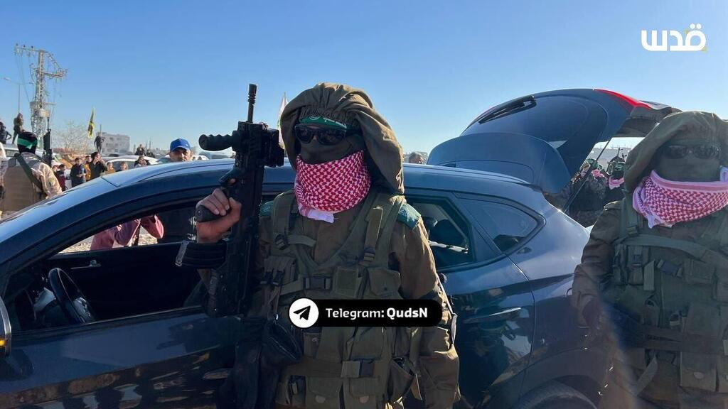 מחבלים עם מדי צה"ל בהעברת החטופים לצלב האדום
