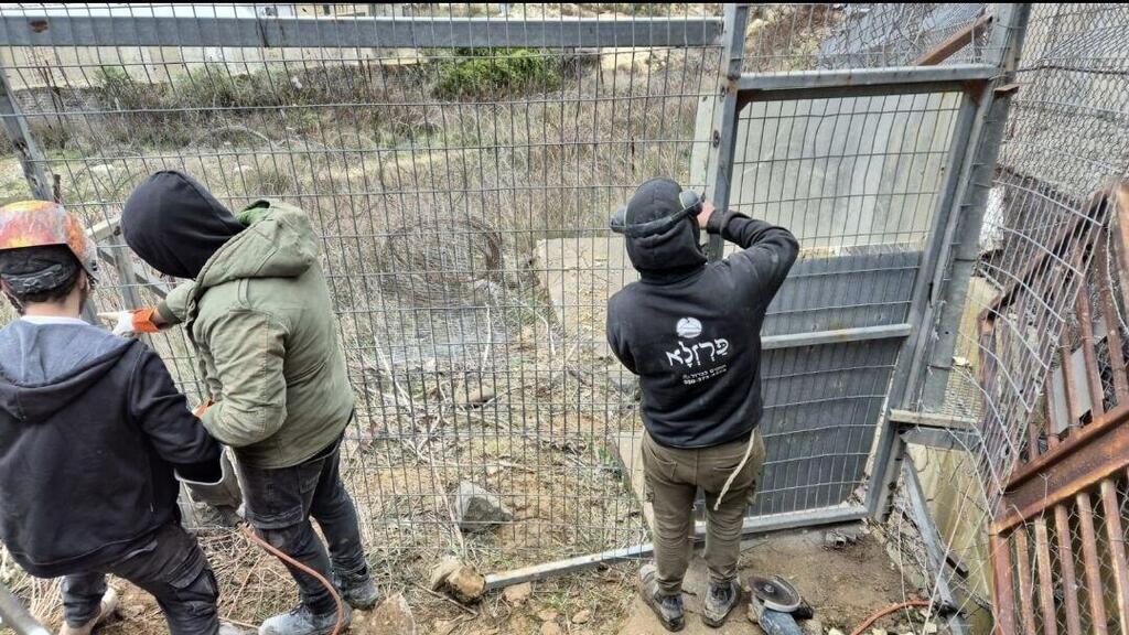 Haredi pilgrims infiltrate Israel's border with Lebanon חסידי ברסלב מנסים לשפץ ולגדר את מתחם הקבר של הרב אש הנמצא בשטח לבנון