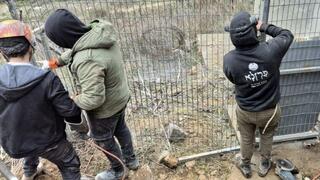 חסידי ברסלב מנסים לשפץ ולגדר את מתחם הקבר של הרב אש הנמצא בשטח לבנון