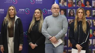 הצהרה לתקשורת של משפחות שורדי השבי שגיא דקל-חן וסשה טרופנוב בבית החולים שיבא