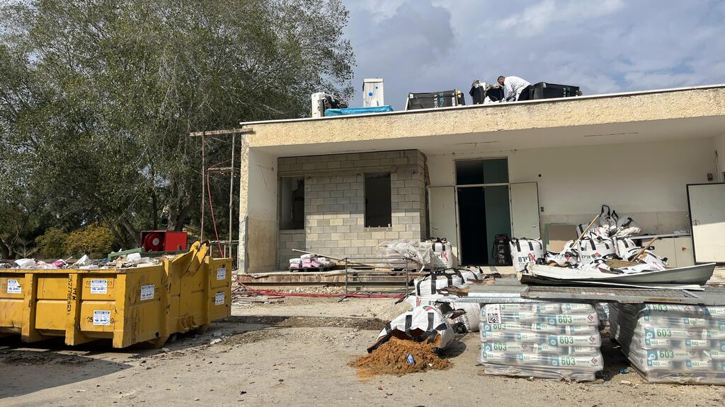 Reconstruction work in Kibbutz Nirim (Photo: Tekuma Authority) עבודות בנייה ושיקום פיזי בקיבוץ נירים