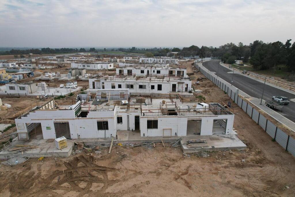 עבודות בנייה ושיקום בקיבוץ בארי (צילום: תמי בלומנטל) עבודות בנייה ושיקום פיזי בקיבוץ בארי
