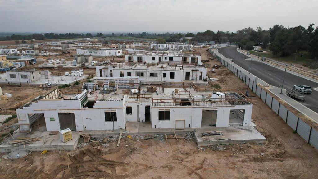 Reconstruction works in Kibbutz Be'eri (Photo: Tali Blumenthal) עבודות בנייה ושיקום פיזי בקיבוץ בארי