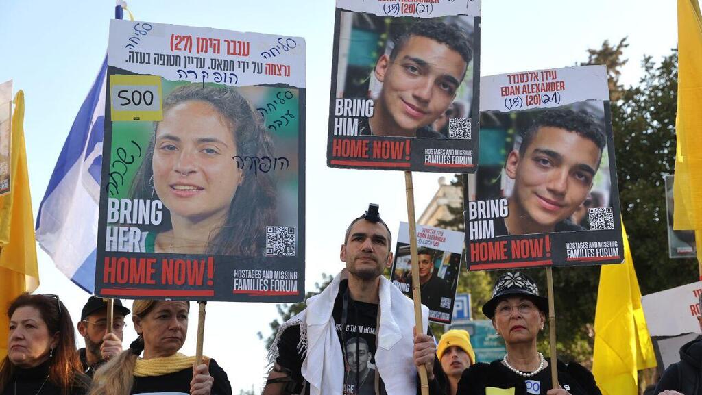 Protesters demand a hostage release deal (Photo: Alex Kolomoisky ) משפחות החטופים מכריזות על 500 דקות צום ברחבת הכנסת תוך הצגת מיצג מחאה