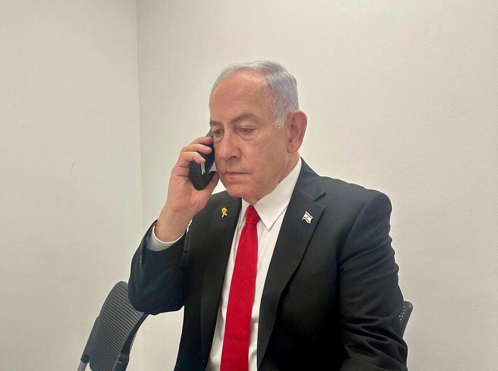 נתניהו בצילום מוקדם יותר של "התייעצות ביטחונית" שערך באמצע העדות, בצל החיסול בלבנון (צילום: תקשורת ראש הממשלה) ראש הממשלה בנימין נתניהו יצא להפסקה במהלך עדותו כדי לקיים התייעצות ביטחונית דחופה