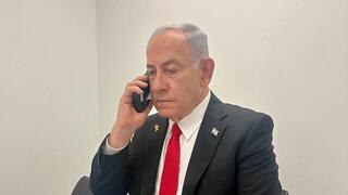 ראש הממשלה בנימין נתניהו יצא להפסקה במהלך עדותו כדי לקיים התייעצות ביטחונית דחופה