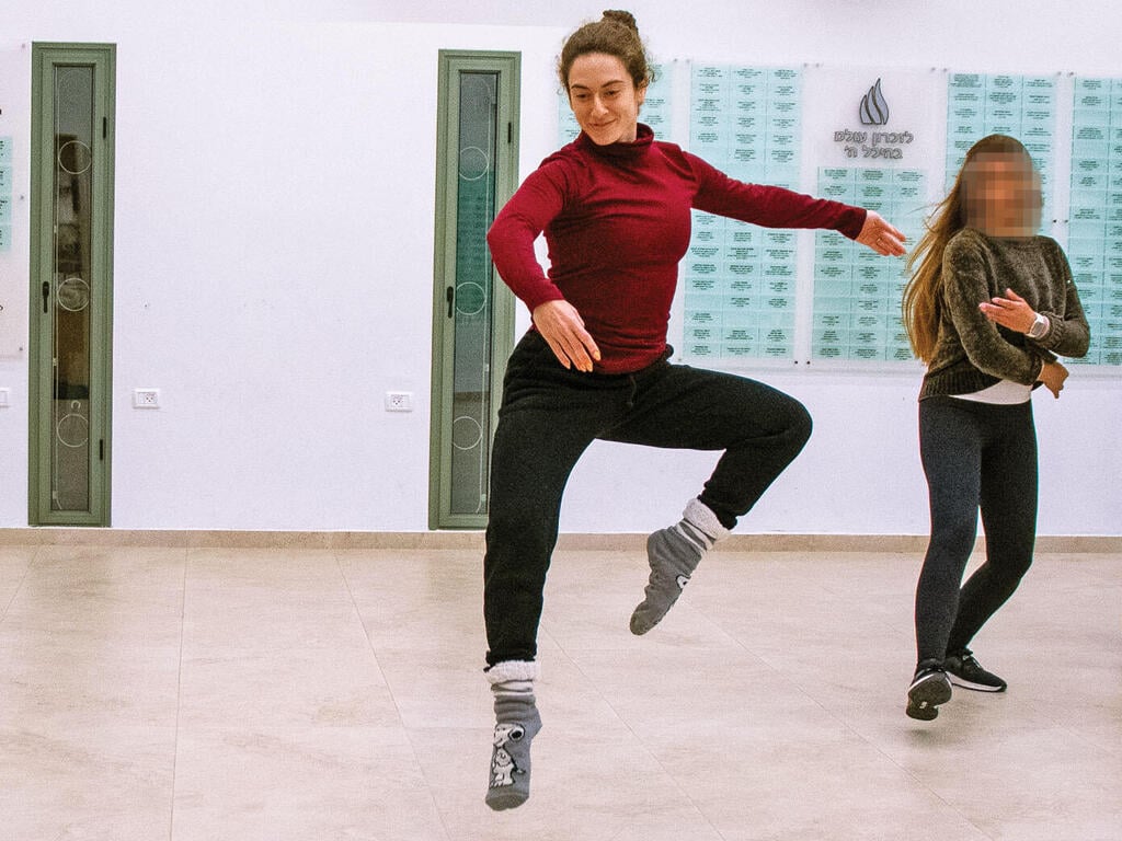 בחזרות בסטודיו. לקסי לייטנר (צילום: דבורה לבמן) בחזרות בסטודיו. לקסי לייטנר