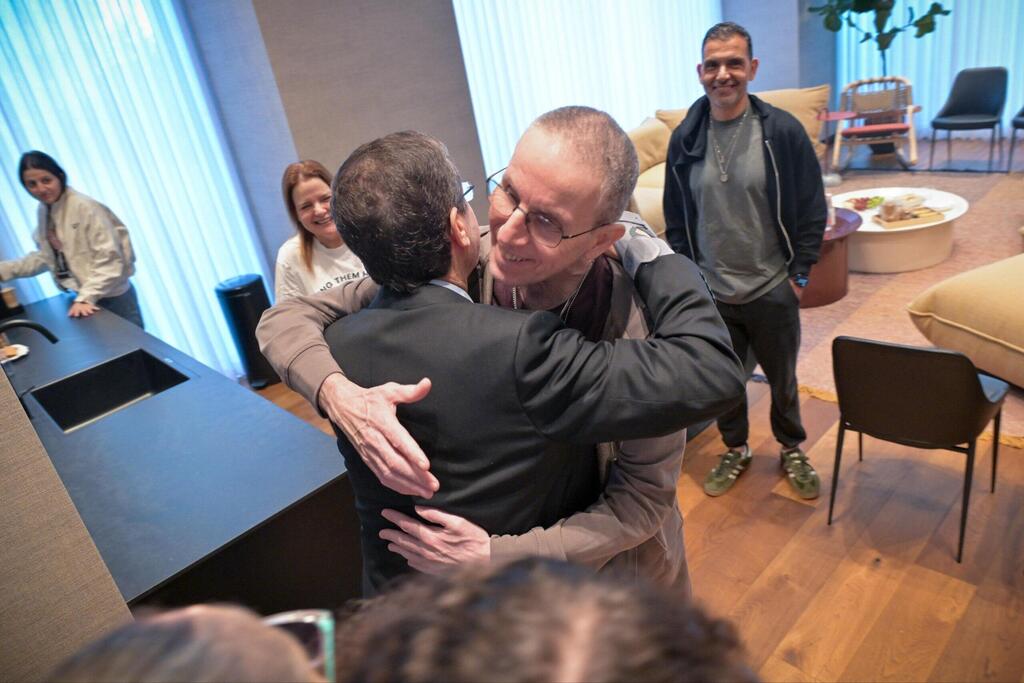 החיבוק של הנשיא ואוהד בן עמי (צילום: קובי גדעון/לע״מ) פגישתם של נשיא המדינה יצחק הרצוג עם שורד השבי אוהד בן עמי ומשפחתו