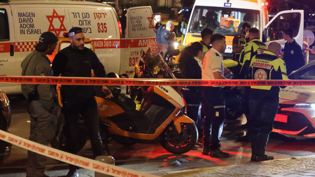 זירת הרצח. הרקע פלילי (צילום: מוטי קמחי) זירת הירי ברחוב יהודה עמיחי בתל אביב