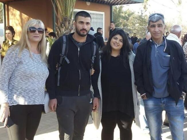 משפחת נחום ביו הגיוס של דור ז"ל. ההנצחה נותנת נשימה (צילום: אלבום פרטי) אור, דור וההורים אביבה וגדעון בגיוס של דור