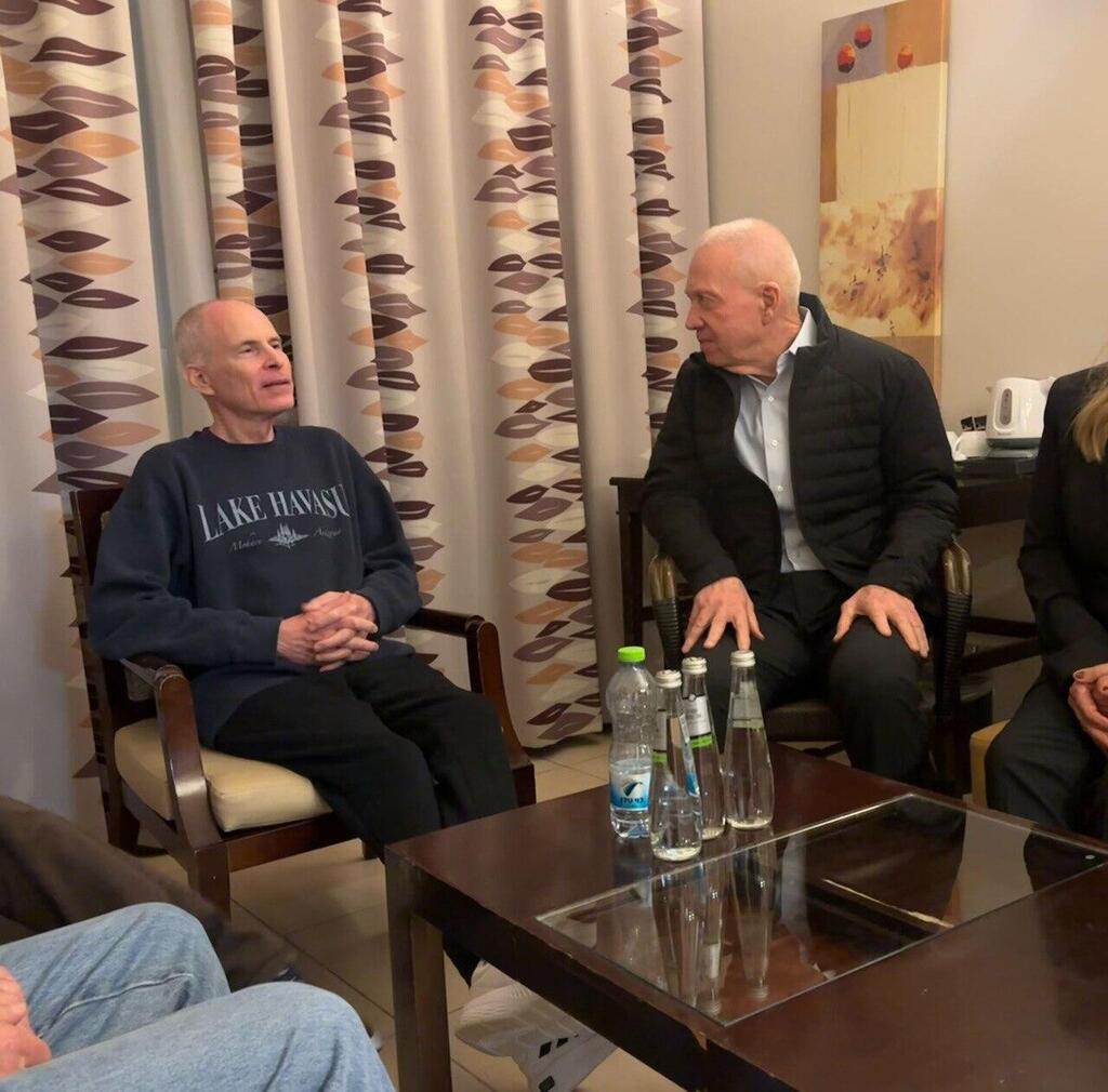 יואב גלנט נפגש עם שורד השבי קית' סיגל