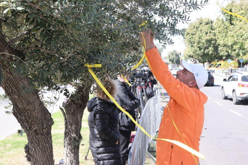 אזרחים הגיעו לתמוך בסמוך לאבו כביר,  המכון לרופאה משפטית במהלך קבלת גופות החטופים