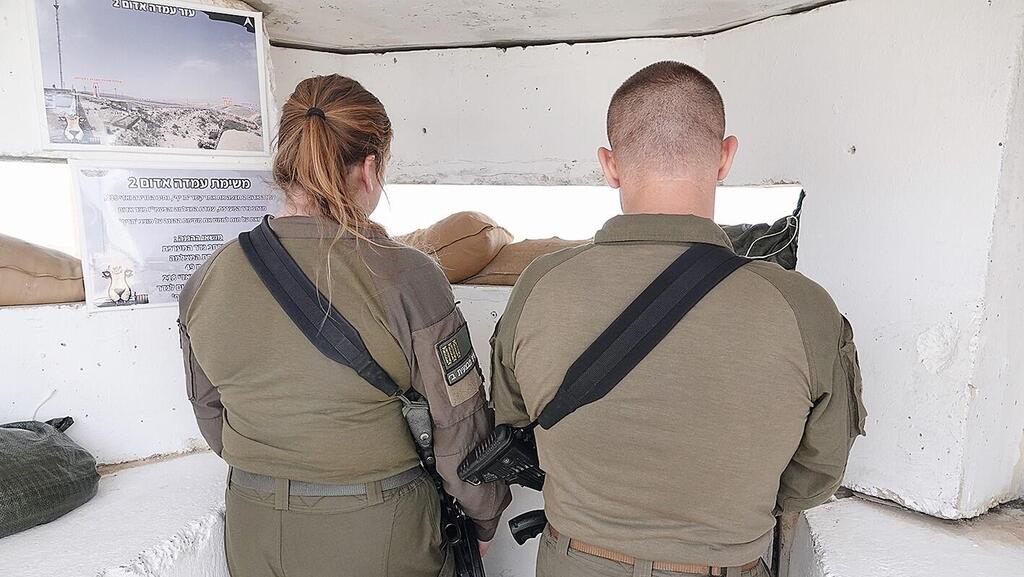 סא"ל ג' וסרן ש'. "גם הם לומדים אותנו ומשתפרים" (צילום: שאול גולן) סא"ל ג' וסרן ש'