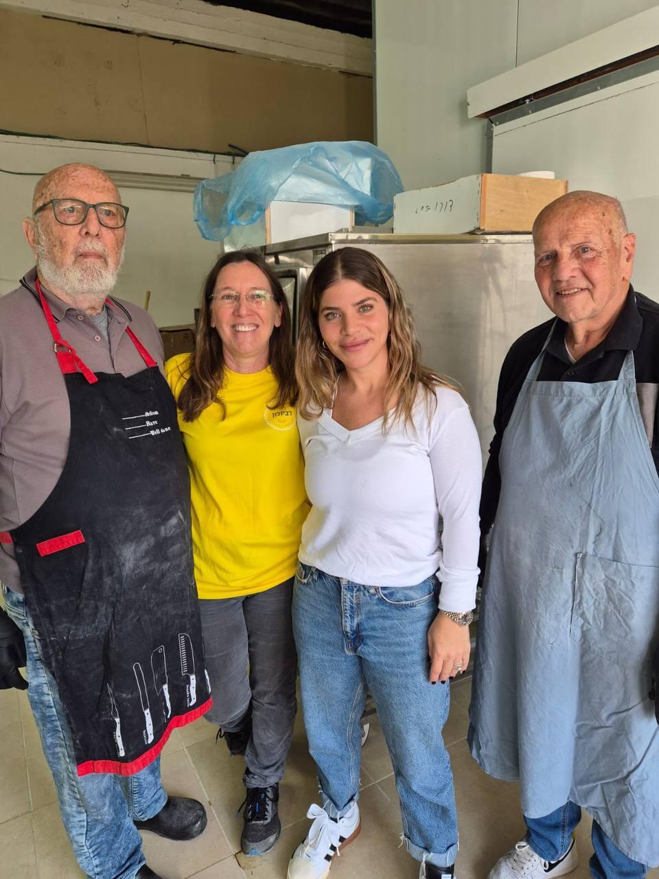 אזולאי עם הזוכים הגדולים בתחרות "עסקים קטנים" ה־15 של ידיעות אחרונות, Ynet ובנק הפועלים (צילום: יח"צ) ג'קי אזולאי בנק הפועלים תחרות עסקים קטנים רביוליון