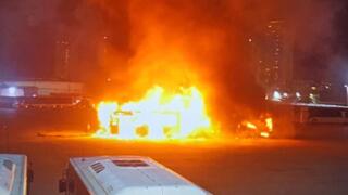  פיצוץ ושריפה של אוטובוס בחניון בבת ים